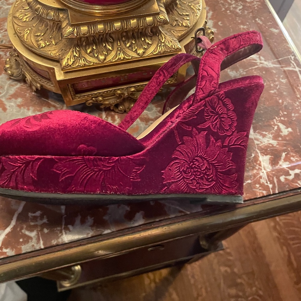 Designer Rampage Burgundy Velvet Wedge Sandal, Never worn - Picture 8 of 9